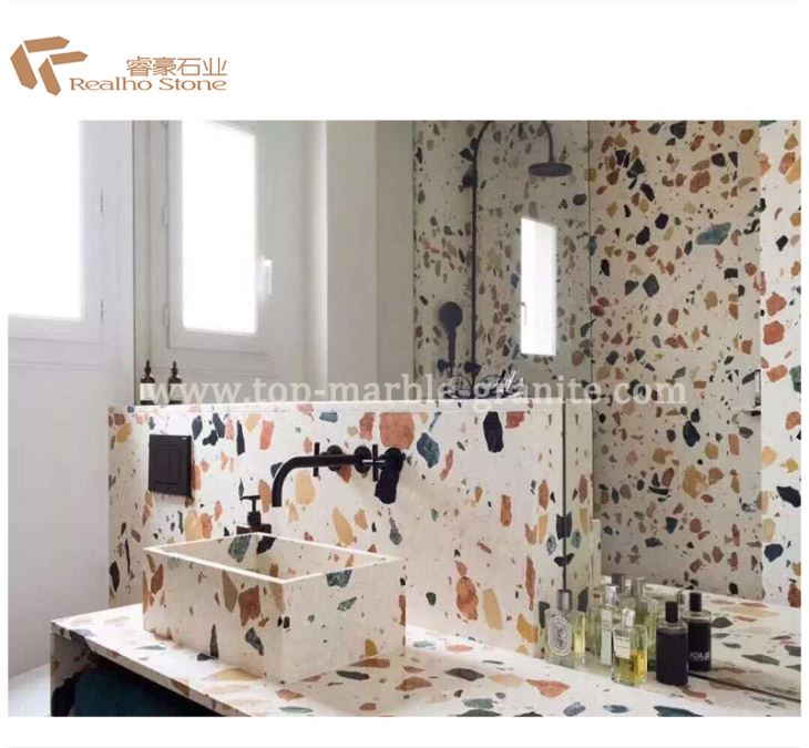 Terrazzo fliser med farverige glasflager