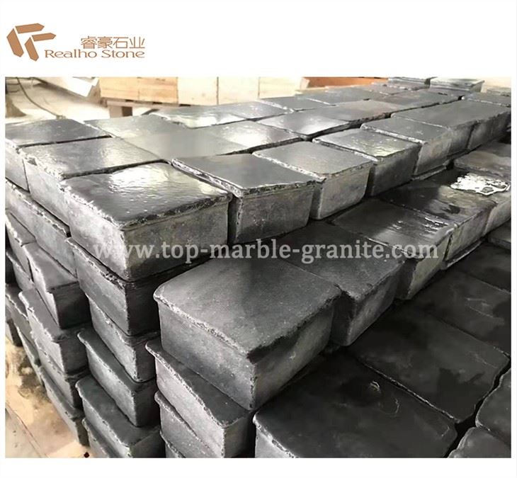 Brosten af natural sort basalt indkørsel